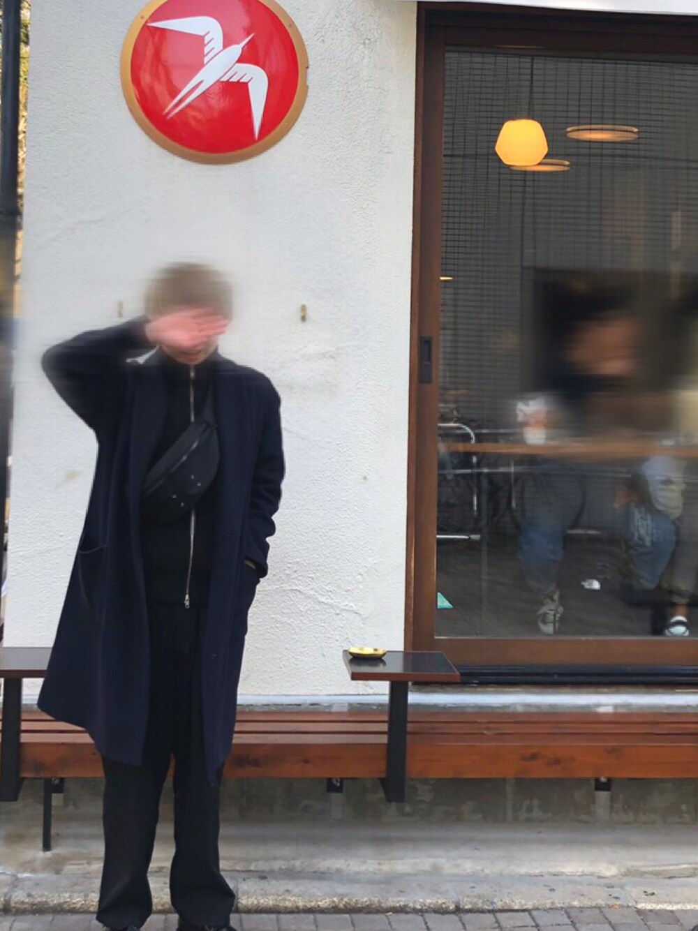 「冬コーデ、黒、マルジェラ、ヨウジヤマモト、おしゃれさんと繋がりたい」｜「HAREのCASHEEP HIGHLAND WOOL オーバーコート(HARE)（チェスターコート、ブルー系）」を使った、picoさん（メンズ・171cm）の冬コーディネートの1枚目の写真