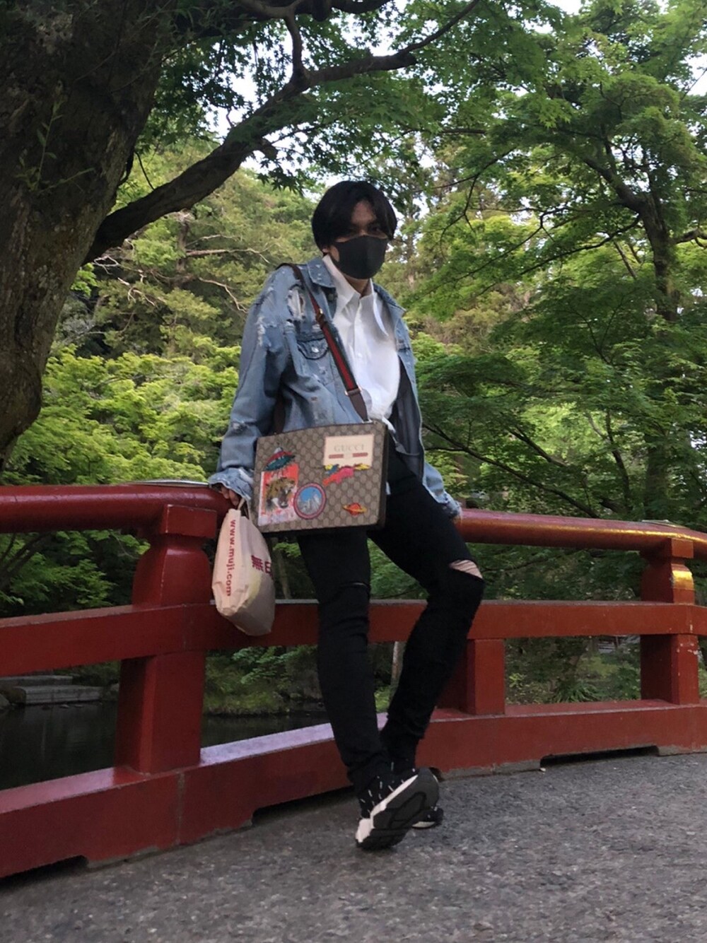 GUCCIのメッセンジャーバッグを使ったメンズ人気ファッション