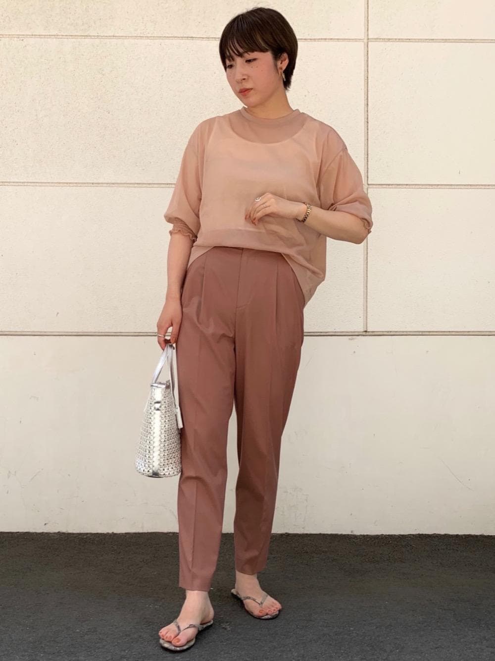 「カットソー、casual、シアー素材、高身長、ブラウンカラー、MGHT」｜「green label relaxingのFM ツツガタ MESH NEW ショルダーバッグ（ショルダーバッグ、シルバー系）」を使った、tobiyama_mさん（レディース・167cm）の夏コーディネートの1枚目の写真