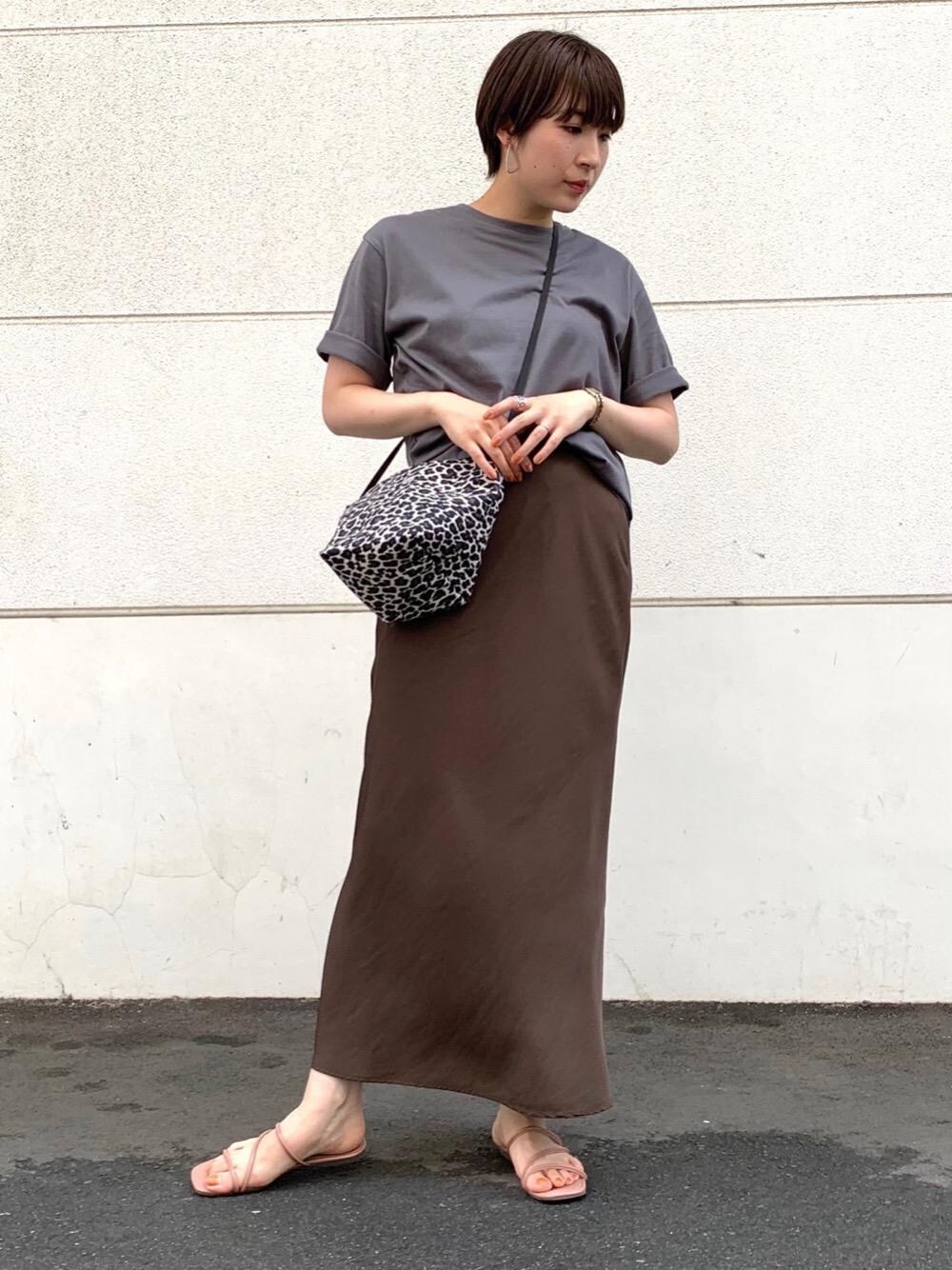 「カットソー、Tシャツ、casual、RELAX、高身長、サテン、ブラウンカラー、大人シンプルT」｜「green label relaxingの◆CFC フラットサンダル(1.0cmヒール)（サンダル、ブラウン系）」を使った、tobiyama_mさん（レディース・167cm）の夏コーディネートの1枚目の写真