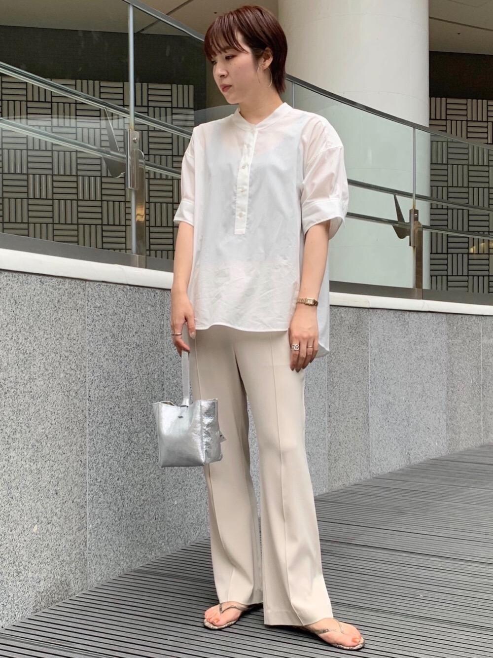 その他のサンダル、ホワイト系のシャツ/ブラウス、ベージュ系のその他パンツを着用したレディースの夏コーディネートの1枚目の写真