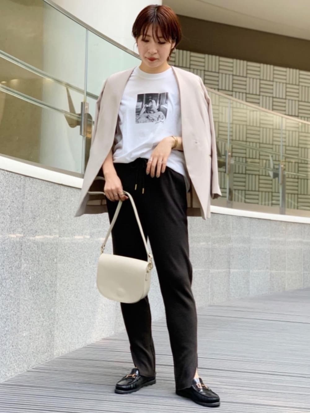 グレー系のその他パンツ、その他のTシャツ/カットソー、ベージュ系のノーカラージャケットを着用したレディースの夏コーディネートの1枚目の写真