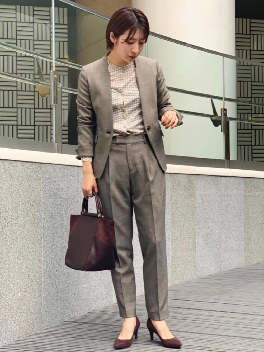 「秋カラー、オトナ女子、スタッフセンバツ、通勤コーデ、オフィススタイル、高身長女子、セットアップ、ブラウンコーデ、パンツスタイル、パンプス」｜「green label relaxingのCS イソザイコンビ 2WAY NEW ショルダーバッグ（ショルダーバッグ、ブラウン系）」を使った、tobiyama_mさん（レディース・167cm）の秋コーディネートの1枚目の写真