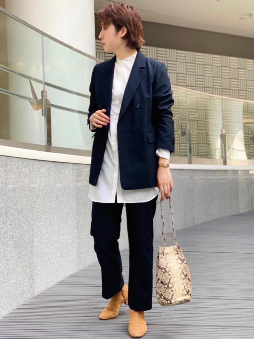 ブルー系のその他パンツ、ブルー系のテーラードジャケット、その他のショルダーバッグを着用したレディースの秋コーディネートの1枚目の写真