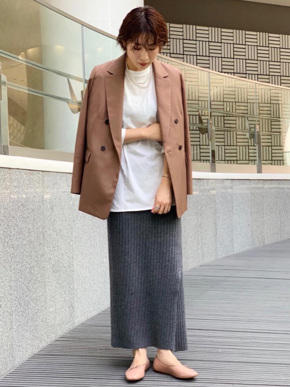「大人カジュアル、casual、くすみカラー、outersunset、大人シンプルT、秋のマイ旬スタイル、高身長女子、ジャケット、ニットスカート、バレエシューズ」｜「green label relaxingの◆CFC ディープカット フラット バレエシューズ (1.0cmヒール)（バレエシューズ、ベージュ系）」を使った、tobiyama_mさん（レディース・167cm）の秋コーディネートの1枚目の写真