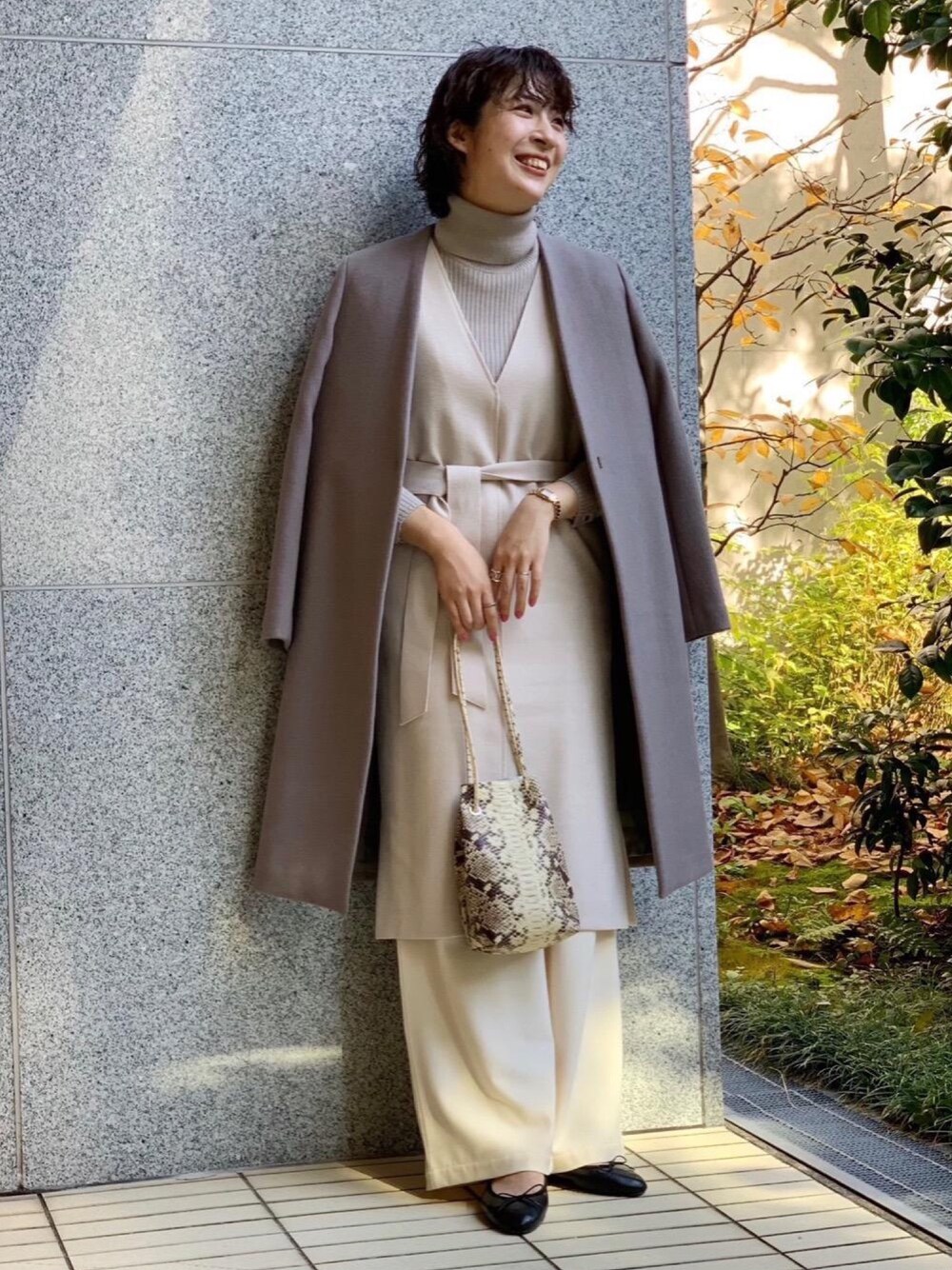 ブラック系のバレエシューズ、ブラウン系のその他アウター、ホワイト系のその他パンツを着用したレディースの秋コーディネートの1枚目の写真