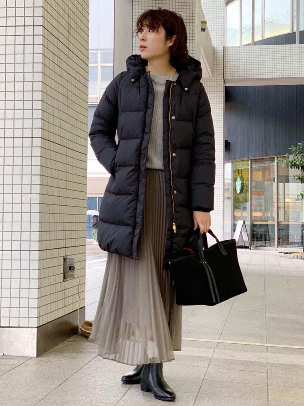 「大人カジュアル、casual、RELAX、ブーツスタイル、くすみカラー、一押しのアウタースタイル」｜「green label relaxingの◆CFC ハッスイ エアリー ダウン ロング コート（ダウンジャケット/コート、ブラック系）」を使った、tobiyama_mさん（レディース・167cm）の冬コーディネートの1枚目の写真