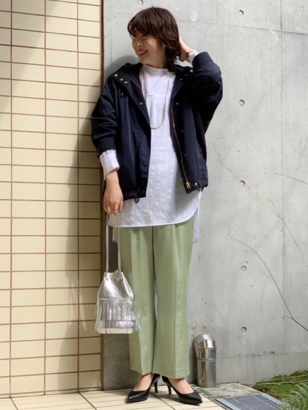 「大人カジュアル、サテンパンツ、ピスタチオ、ブルゾン、白ブラウス、フリンジバッグ、イージーパンツ、マウンテンパーカー、オーバーサイズ、ママコーデ」｜「green label relaxingのSC メタルパール ロング ネックレス（ネックレス、シルバー系）」を使った、tobiyama_mさん（レディース・167cm）の春コーディネートの1枚目の写真