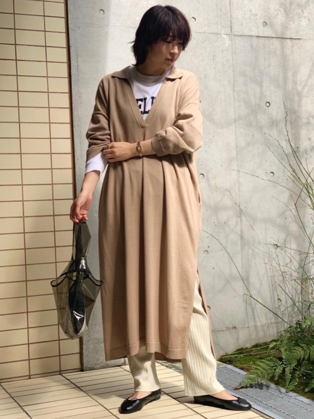 「ワンピース、大人カジュアル、レイヤードスタイル、ロゴT、リブパンツ、エコバッグ、ベージュコーデ、ママコーデ、バレエシューズ、ラクチンコーデ」｜「green label relaxingのSC メタルパール ロング ネックレス（ネックレス、シルバー系）」を使った、tobiyama_mさん（レディース・167cm）の春コーディネートの1枚目の写真