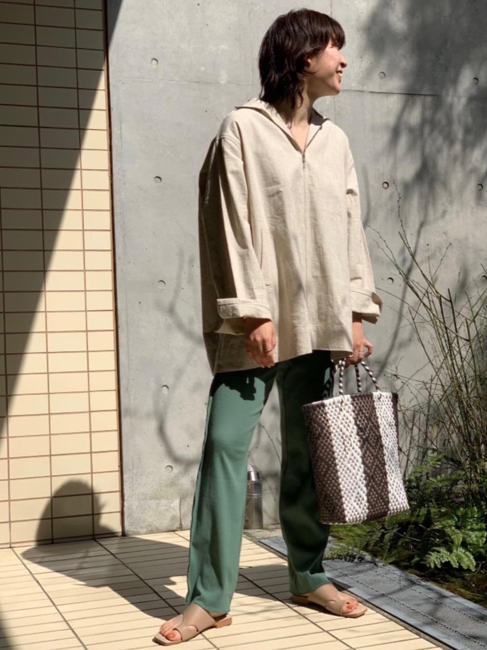 「大人カジュアル、春めきシューズ、休日スタイル、ビッグシルエット、アノラック、リブパンツ、ナチュラルスタイル、メルカドバッグ、グリーンコーデ、ママファッション」｜「green label relaxingのSC ランダム リブ タンクトップ（タンクトップ、ブラウン系）」を使った、tobiyama_mさん（レディース・167cm）の春コーディネートの1枚目の写真