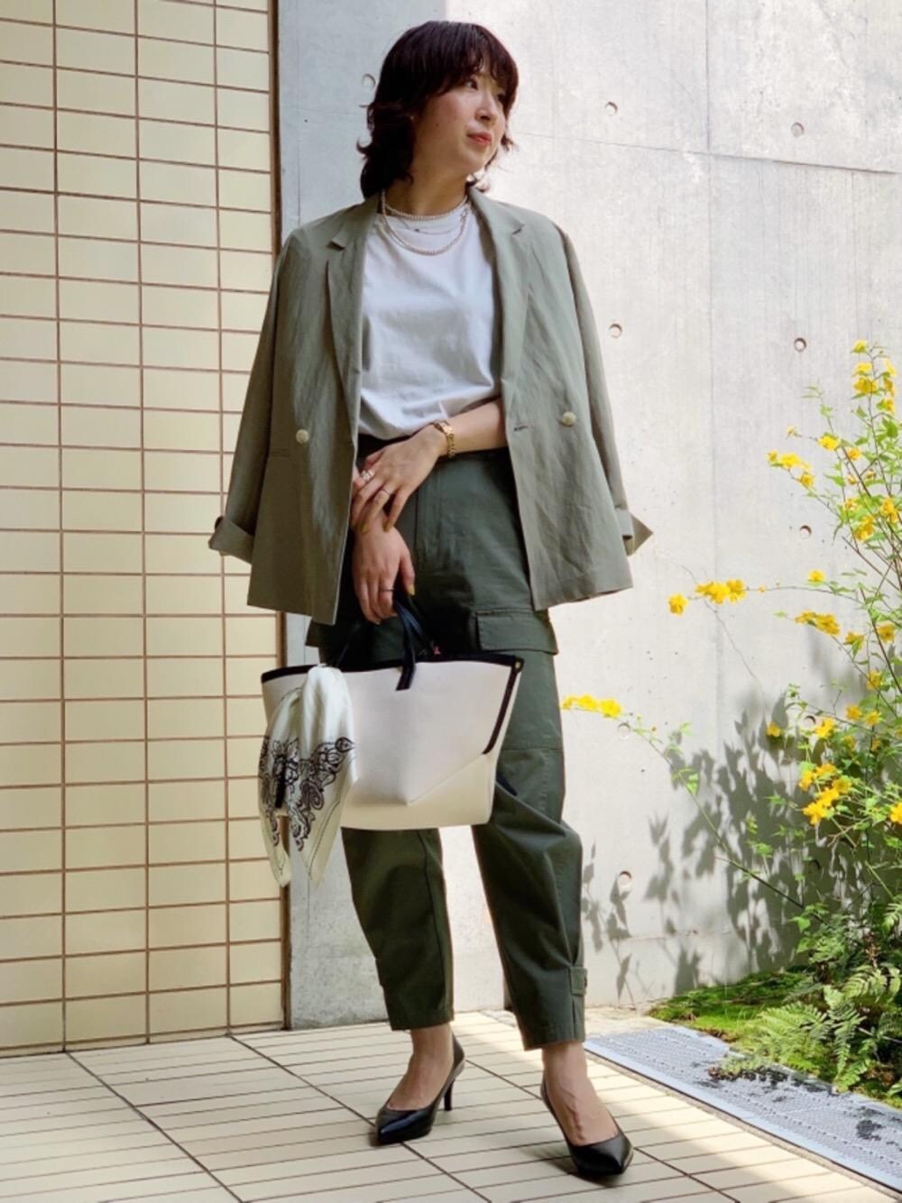 「ジャケット、パンツ、トレンド、大人カジュアル、くすみカラー、Tシャツ/カットソー、骨格ナチュラル、👟バッグ、Casual」｜「closet storyの＜closet story＞ 24/7 ポインテッド パンプスt65（パンプス、その他）」を使った、tobiyama_mさん（レディース・167cm）の春コーディネートの1枚目の写真
