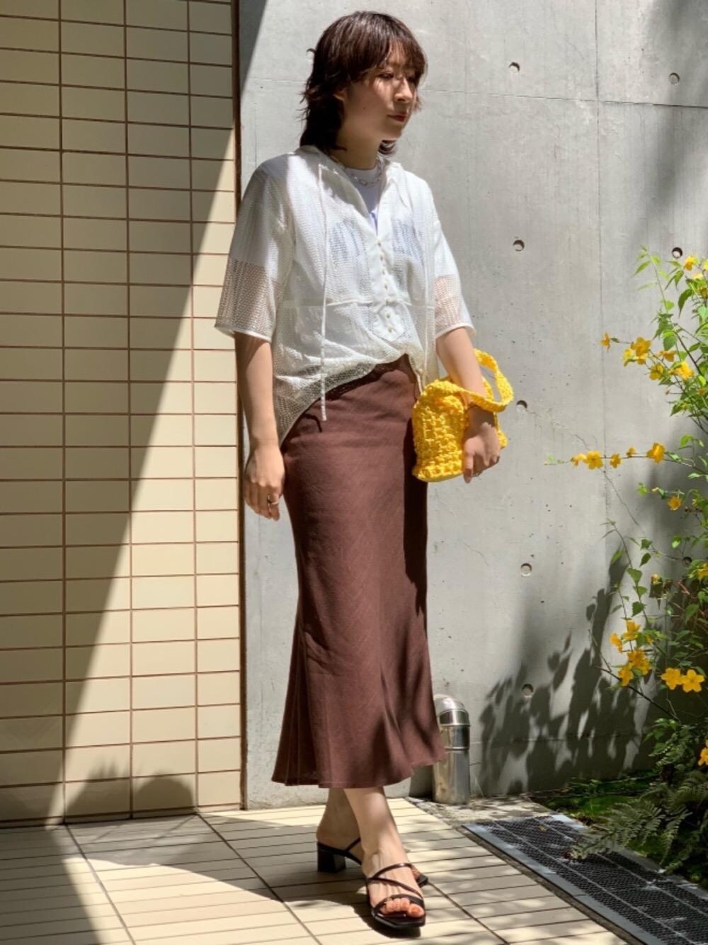「スカート、大人カジュアル、シャツ/ブラウス、Tシャツ/カットソー、骨格ナチュラル、EMMEL REFINES、👟バッグ、春におすすめシャツ＆ブラウス、トラベル /リゾート、CASUAL」｜「green label relaxingの◆FFC チャンキー サンダル (5cmヒール)（サンダル、ブラック系）」を使った、tobiyama_mさん（レディース・167cm）の春コーディネートの1枚目の写真