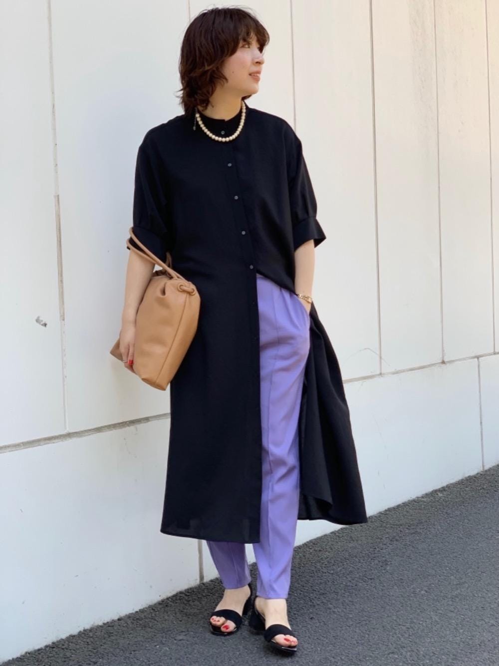 「パンツ、トレンド、大人カジュアル、骨格ナチュラル、レイヤードスタイル、👟バッグ、春カラースタイル」｜「green label relaxingのCS 1 ハンドル SMPL ショルダー バッグ（ショルダーバッグ、ブラウン系）」を使った、tobiyama_mさん（レディース・167cm）の春コーディネートの1枚目の写真