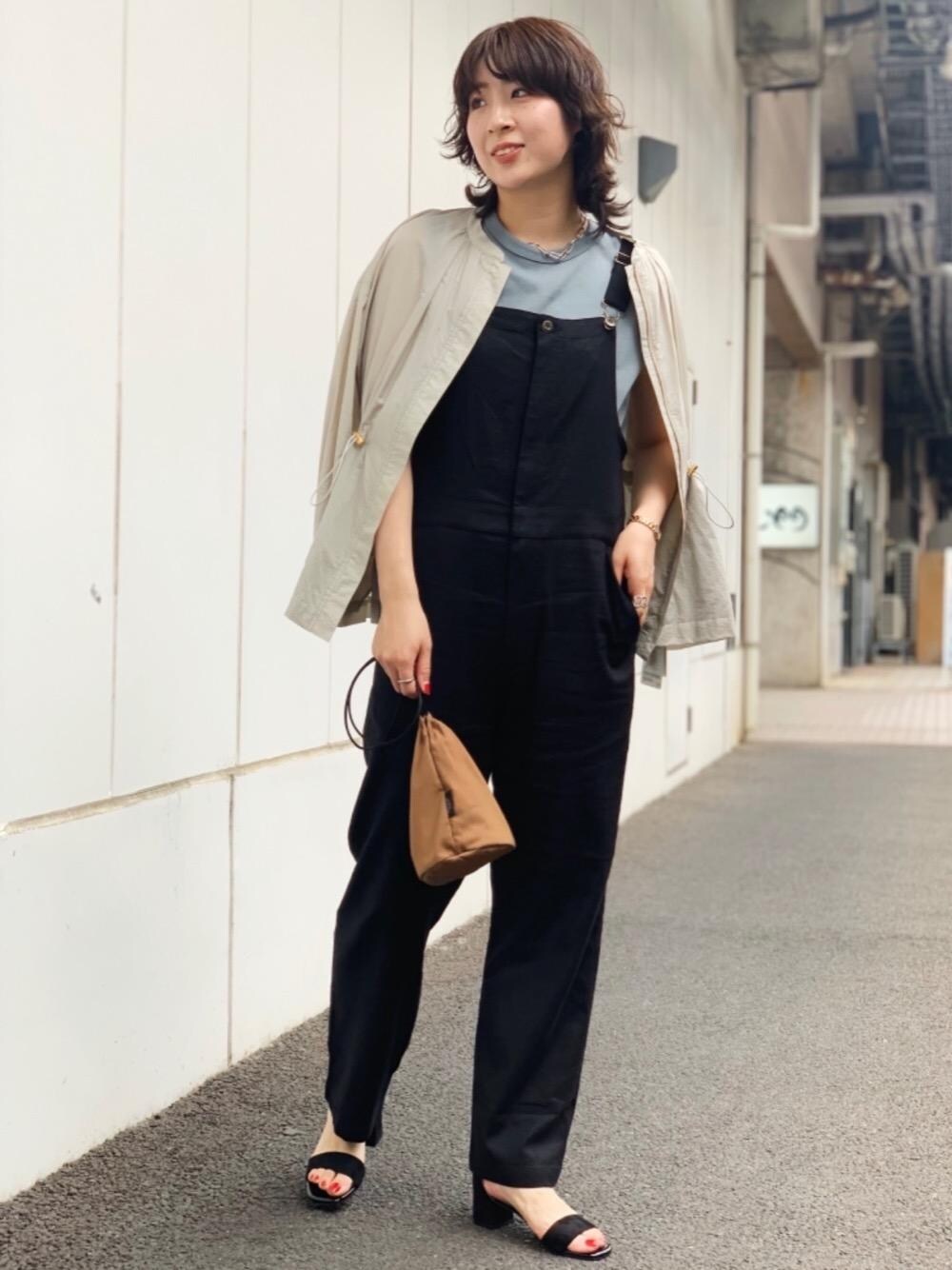 「アウター、トレンド、大人カジュアル、春コートスタイル、くすみカラー、Tシャツ/カットソー、骨格ナチュラル、1_OF MINE、OUTERSUNSETスタイリング、CASUAL」｜「green label relaxingのFFC チェーン ショート ネックレス（ネックレス、シルバー系）」を使った、tobiyama_mさん（レディース・167cm）の春コーディネートの1枚目の写真