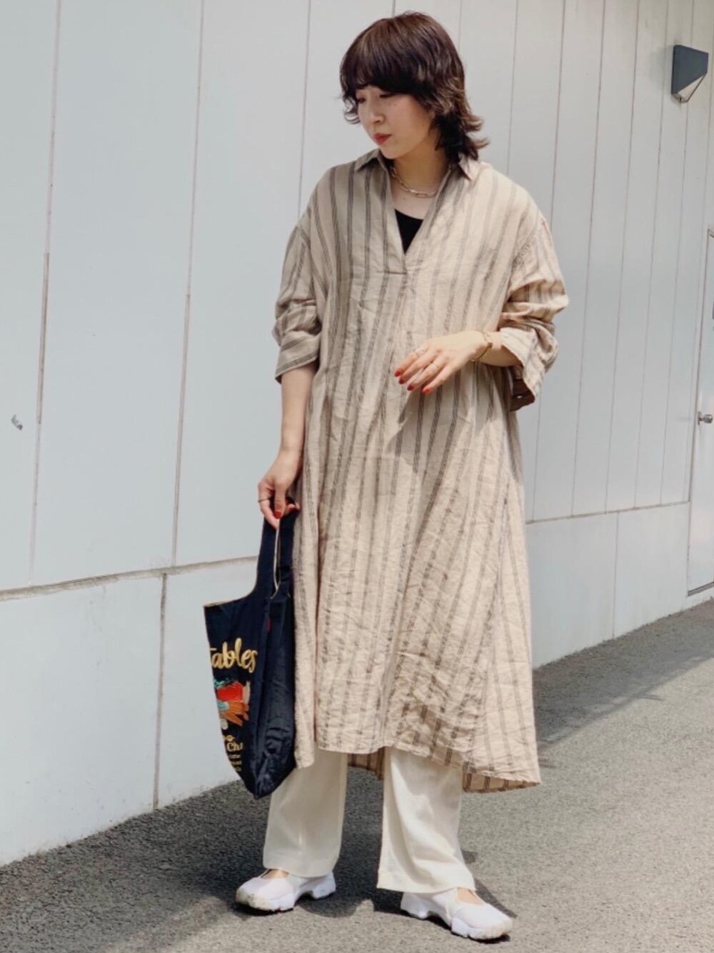 「リラックス、大人カジュアル、くすみカラー、骨格ナチュラル、レイヤードスタイル、エアリフト、ストライプワンピース、リネンワンピース、エコバッグ」｜「green label relaxingのFFC チェーン ショート ネックレス（ネックレス、シルバー系）」を使った、tobiyama_mさん（レディース・167cm）の春コーディネートの1枚目の写真