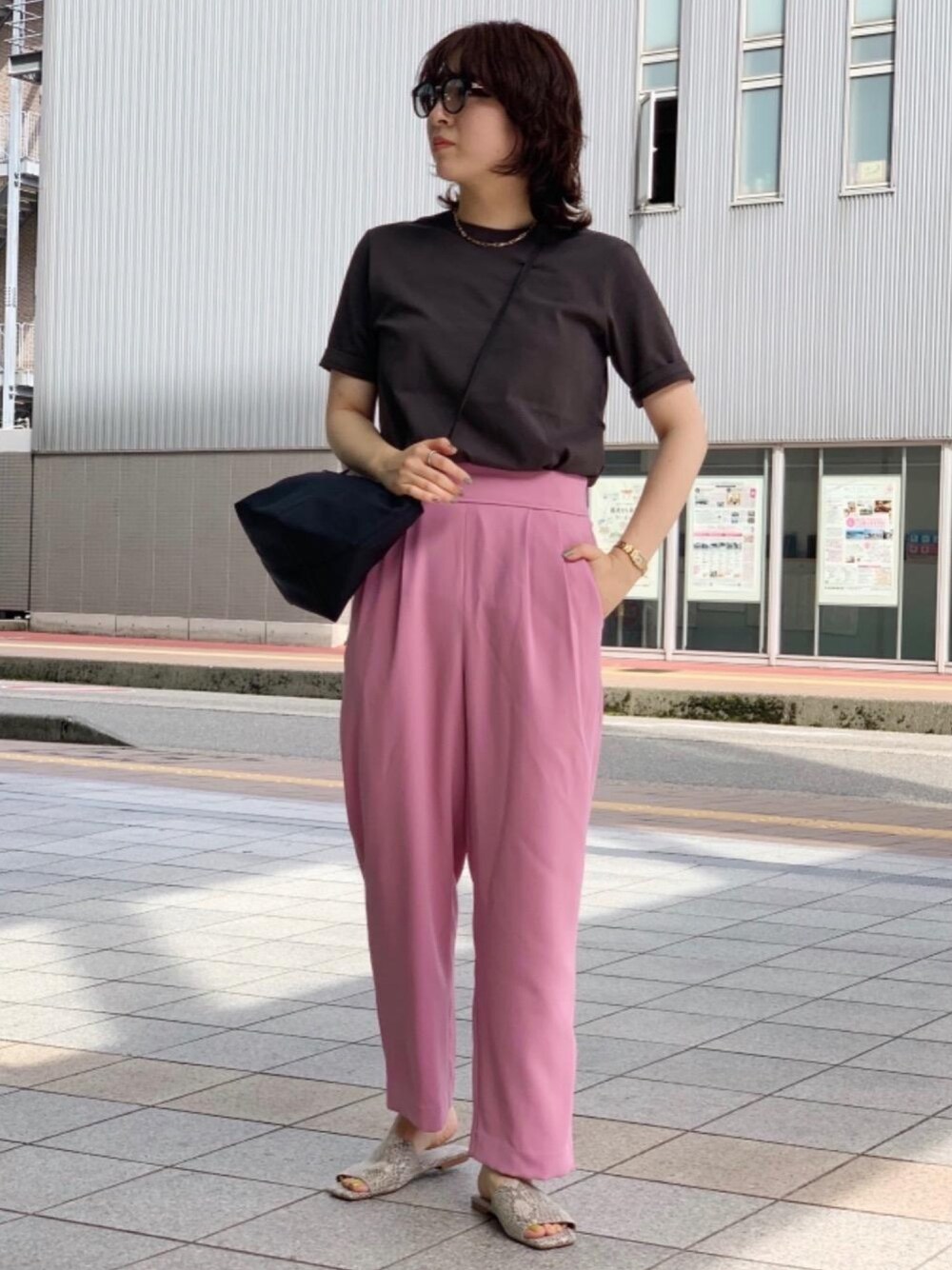「大人コーデ、オトナ女子、ピンクパンツ、オトナカジュアル、高身長コーデ、無地T、フラットサンダル、パイソン柄、カラーコーデ」｜「green label relaxingの◆CFC スライダー ワイド サンダル（サンダル、その他）」を使った、tobiyama_mさん（レディース・167cm）の春コーディネートの1枚目の写真