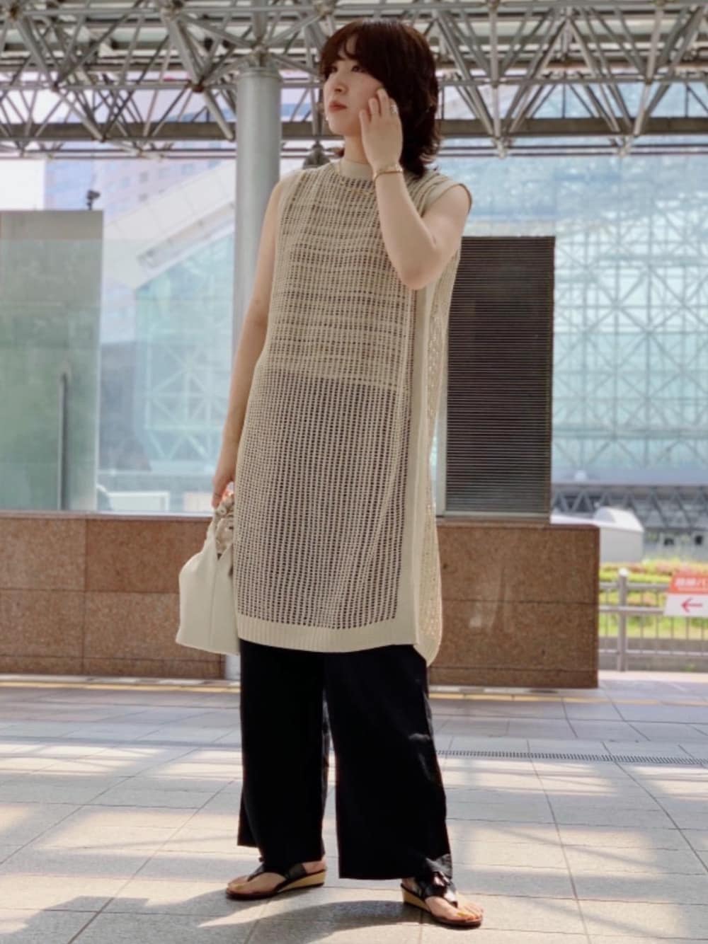 「リラックス、これが私をアゲる服、メッシュニット、レイヤードスタイル、マルチボーダー、ノースリーブニット、骨格ナチュラル、サンダル」｜「green label relaxingのFM ギャザー ハンドル 2WAY ショルダー バッグ（ショルダーバッグ、ホワイト系）」を使った、tobiyama_mさん（レディース・167cm）の春コーディネートの1枚目の写真