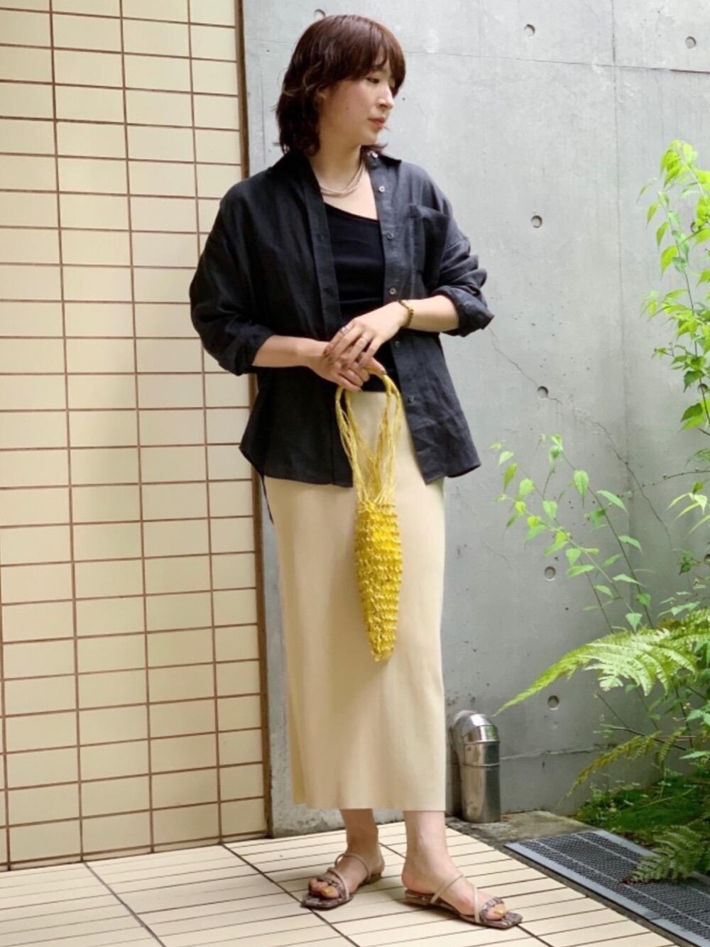 「これが私をアゲる服、骨格ナチュラル、リブスカート、リネン、リネンシャツ、ワンショルダー、高身長コーデ、オトナ女子、初夏コーデ」｜「green label relaxingの[ コルトレイクリネン ] SC オーバー シャツ <フリーサイズ>（シャツ/ブラウス、ブラック系）」を使った、tobiyama_mさん（レディース・167cm）の春コーディネートの1枚目の写真