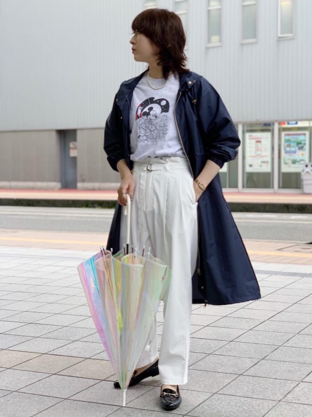 「これが私をアゲる服、レインシューズ、レインコート、傘、オーロラ、ホワイトパンツ、ミッキーT、骨格ナチュラル、白パンツ」｜「green label relaxingのSC ビットローファー レインシューズ（レインシューズ、ブラック系）」を使った、tobiyama_mさん（レディース・167cm）の春コーディネートの1枚目の写真