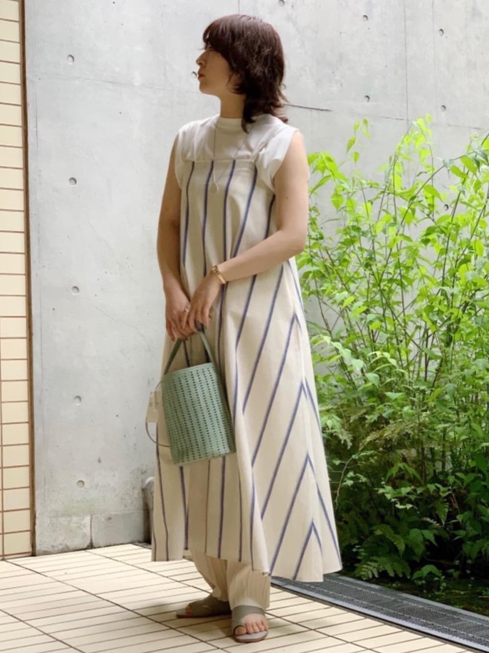 「ワンピース、これが私をアゲる服、キャミワンピ、レイヤードスタイル、骨格ナチュラル、リブパンツ、ストライプワンピース、ホワイトコーデ」｜「green label relaxingのFM ツツガタ 1ハンドル メッシュ 2WAY ショルダー バッグ（ショルダーバッグ、グリーン系）」を使った、tobiyama_mさん（レディース・167cm）の春コーディネートの1枚目の写真