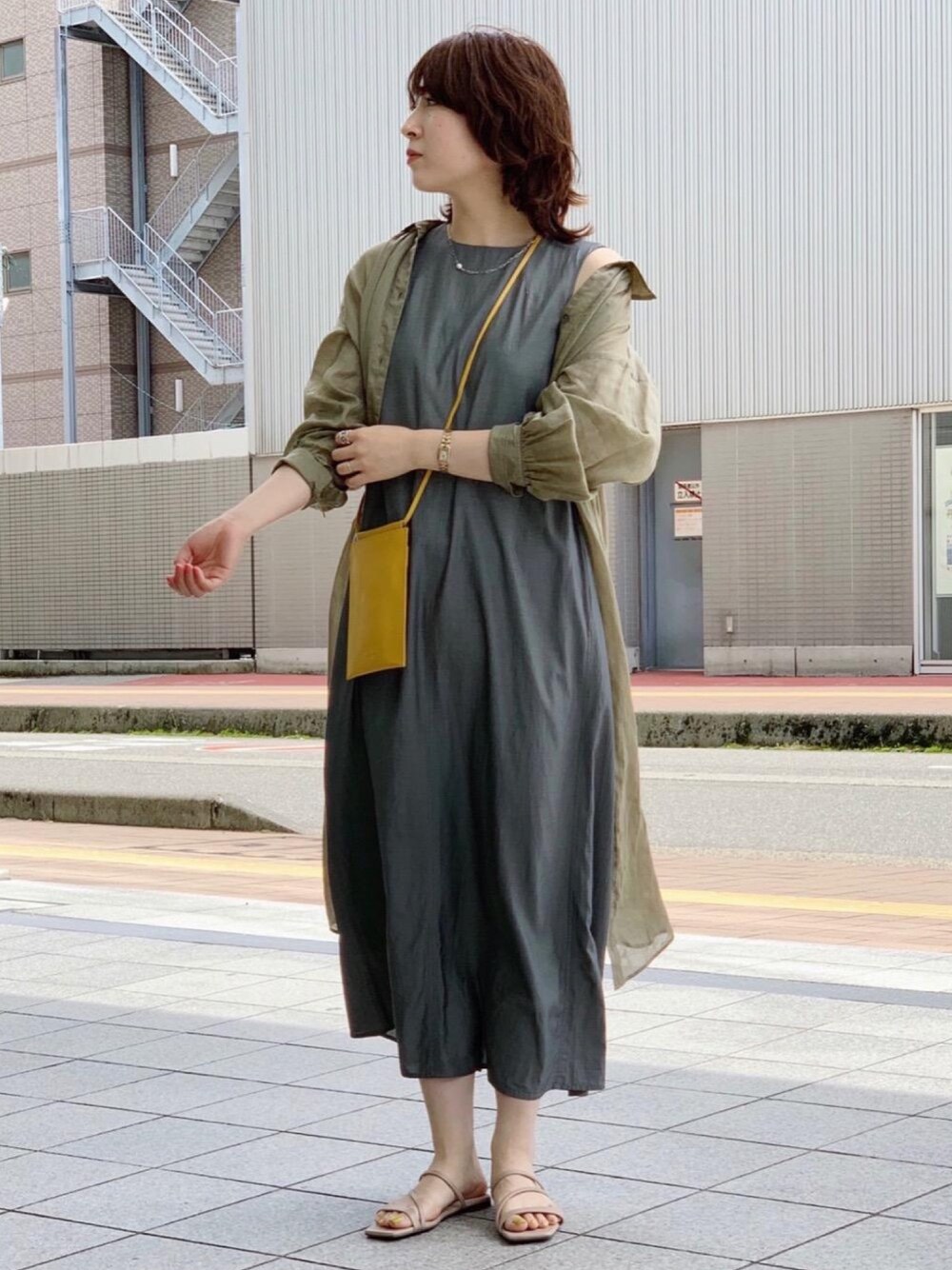「ワンピース、これが私をアゲる服、骨格ナチュラル、ワンピーススタイル、シャツワンピ、ポシェット、フラットサンダル、ノースリーブワンピース、シースルーワンピース」｜「green label relaxingのFM ヒトツブ タンスイパール ＆ チェーン ネックレス（ネックレス、シルバー系）」を使った、tobiyama_mさん（レディース・167cm）の春コーディネートの1枚目の写真