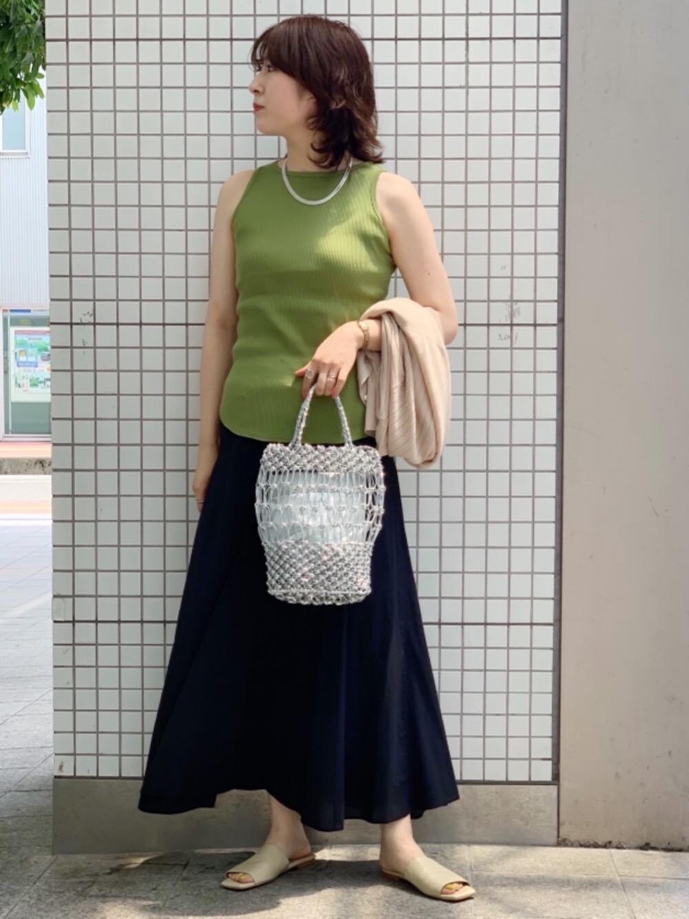 「トレンド、スカート、リラックス、Tシャツ/カットソー、トラベル /リゾート、□骨格ナチュラル、☆シアー素材、☆この夏取り入れたいアメスリトップス」｜「green label relaxingのFFC ハンドメイド メッシュ ２WAY ショルダー バッグ（ショルダーバッグ、シルバー系）」を使った、tobiyama_mさん（レディース・167cm）の夏コーディネートの1枚目の写真