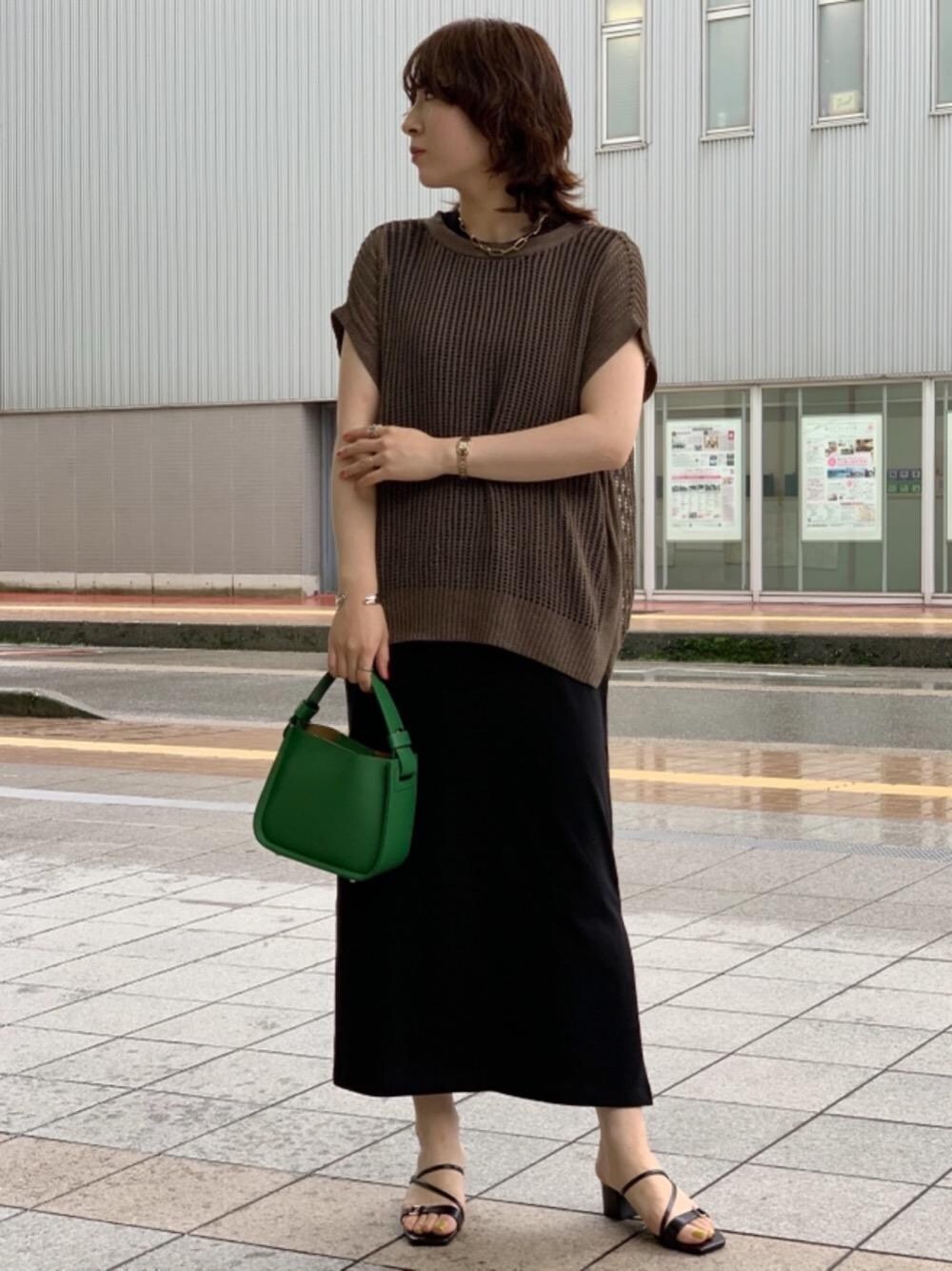 「ワンピース、リラックス、👟バッグ、トラベル /リゾート、ニット/セーター、☆レイヤードスタイル、□骨格ナチュラル」｜「green label relaxingのFFC チェーン ショート ネックレス（ネックレス、ゴールド系）」を使った、tobiyama_mさん（レディース・167cm）の夏コーディネートの1枚目の写真