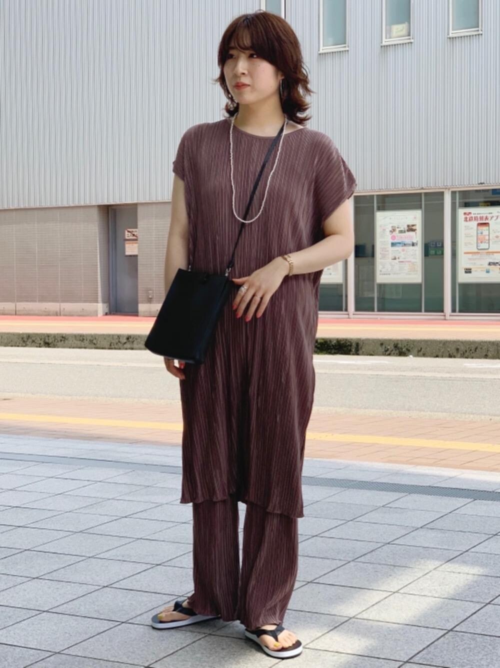 「リラックス、👟バッグ、☆レイヤードスタイル、☆イージーパンツ、□骨格ナチュラル」｜「green label relaxingのSC メタルパール ロング ネックレス（ネックレス、シルバー系）」を使った、tobiyama_mさん（レディース・167cm）の夏コーディネートの1枚目の写真