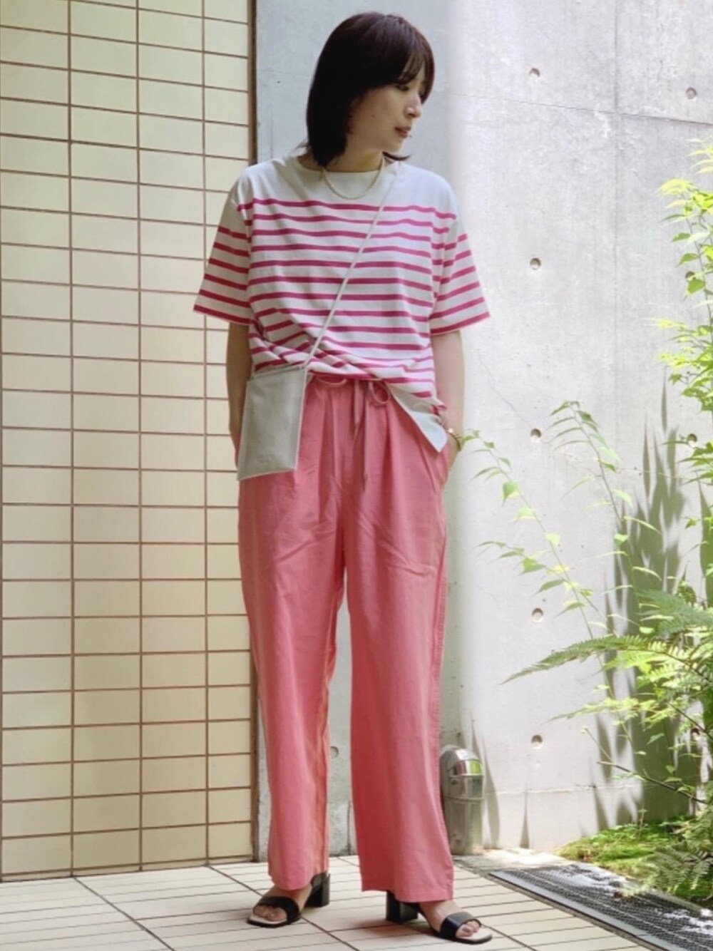 「リラックス、ピンクパンツ、ボーダートップス、ボーダーTシャツ、ピンクコーデ、カラーコーデ、ママファッション、骨格ナチュラル、ミニバッグ」｜「green label relaxingの◆FFC スクエア ベルト サンダル (5.5cmヒール)（サンダル、ブラック系）」を使った、tobiyama_mさん（レディース・167cm）の夏コーディネートの1枚目の写真
