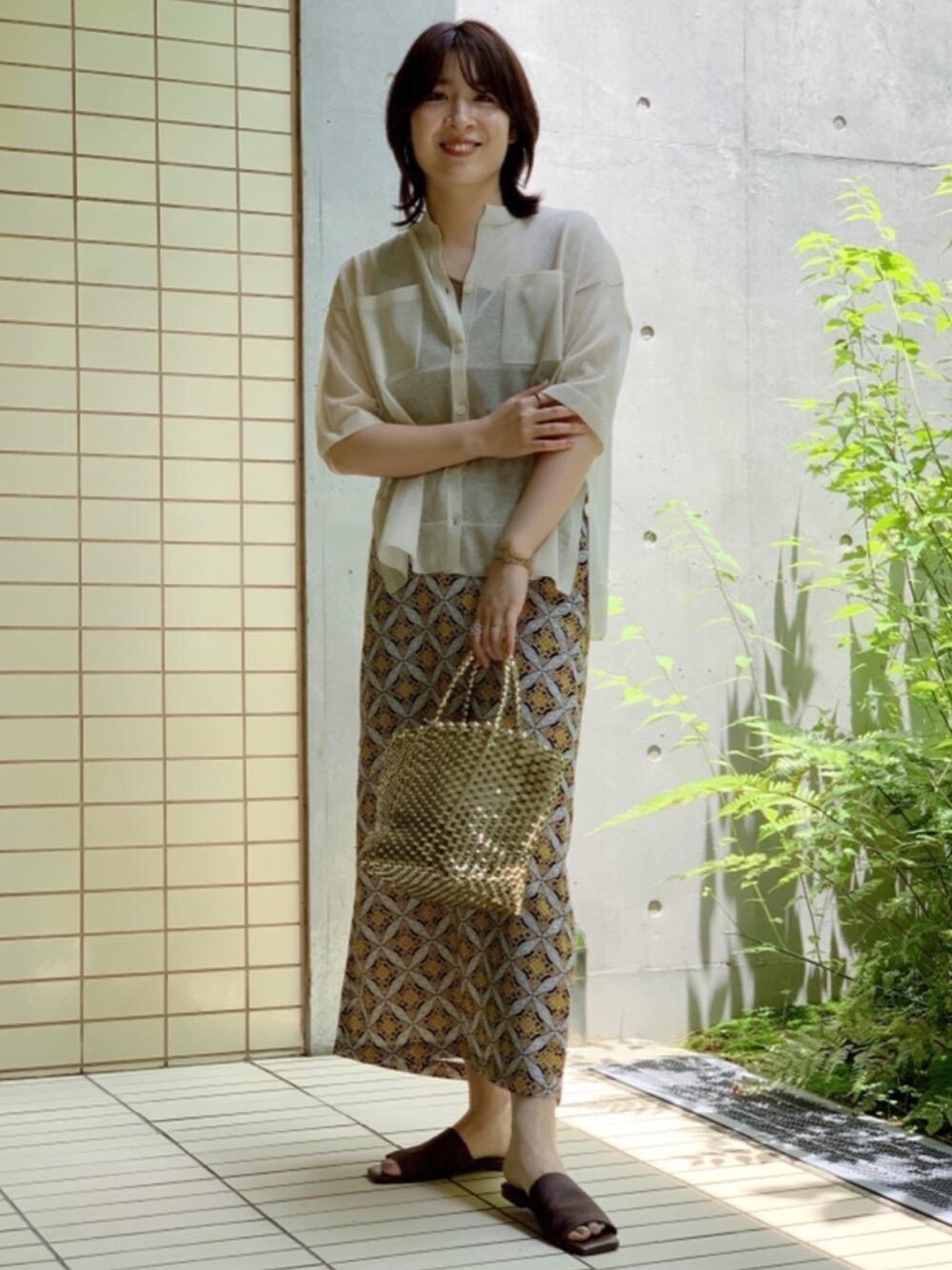 「シアートップス、幾何学柄、柄スカート、ワンショルダー、メッシュバッグ、ブラウンコーデ、骨格ナチュラル」｜「green label relaxingの※※※FFC メルカド メタリック バッグ（トートバッグ、ゴールド系）」を使った、tobiyama_mさん（レディース・167cm）の夏コーディネートの1枚目の写真