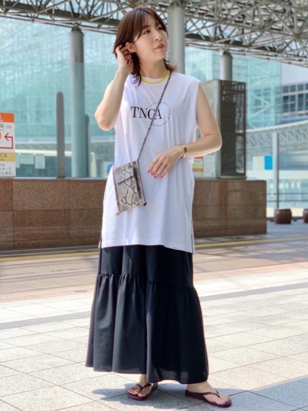 「ロゴT、ティアードスカート、ミニバッグ、ポシェット、モノトーン、ビーチサンダル、ロングTシャツ、マキシスカート」｜「green label relaxingのFFC シングル ティアード スカート（スカート、ブラック系）」を使った、tobiyama_mさん（レディース・167cm）の夏コーディネートの1枚目の写真