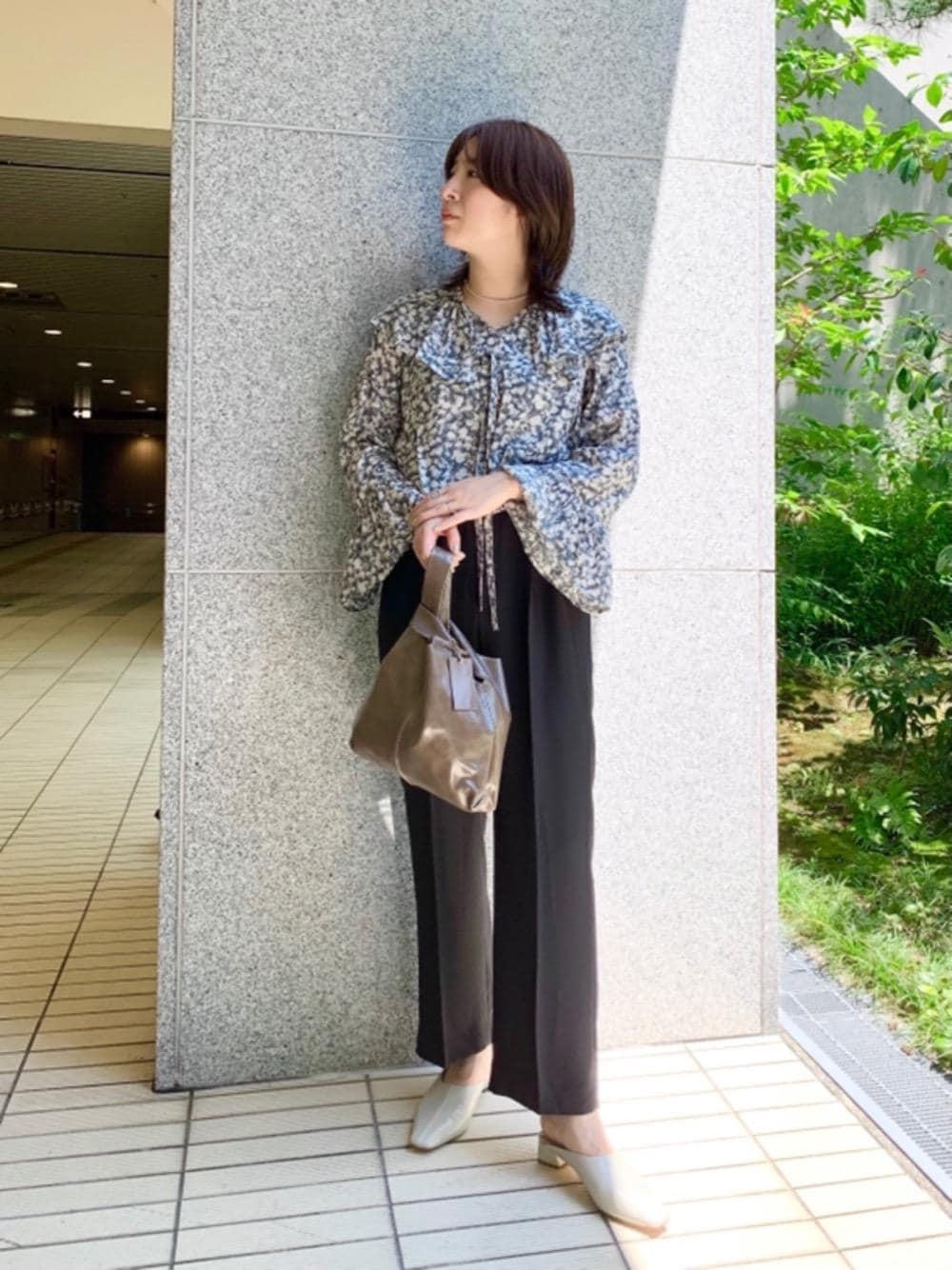 「トレンド、シューズ、フェミニン、ビジネス、シャツ/ブラウス、👟バッグ、ぱんつ、□骨格ナチュラル」｜「green label relaxingのスクエア センターシーム ミュール (3cmヒール)（その他シューズ、その他）」を使った、tobiyama_mさん（レディース・167cm）の夏コーディネートの1枚目の写真