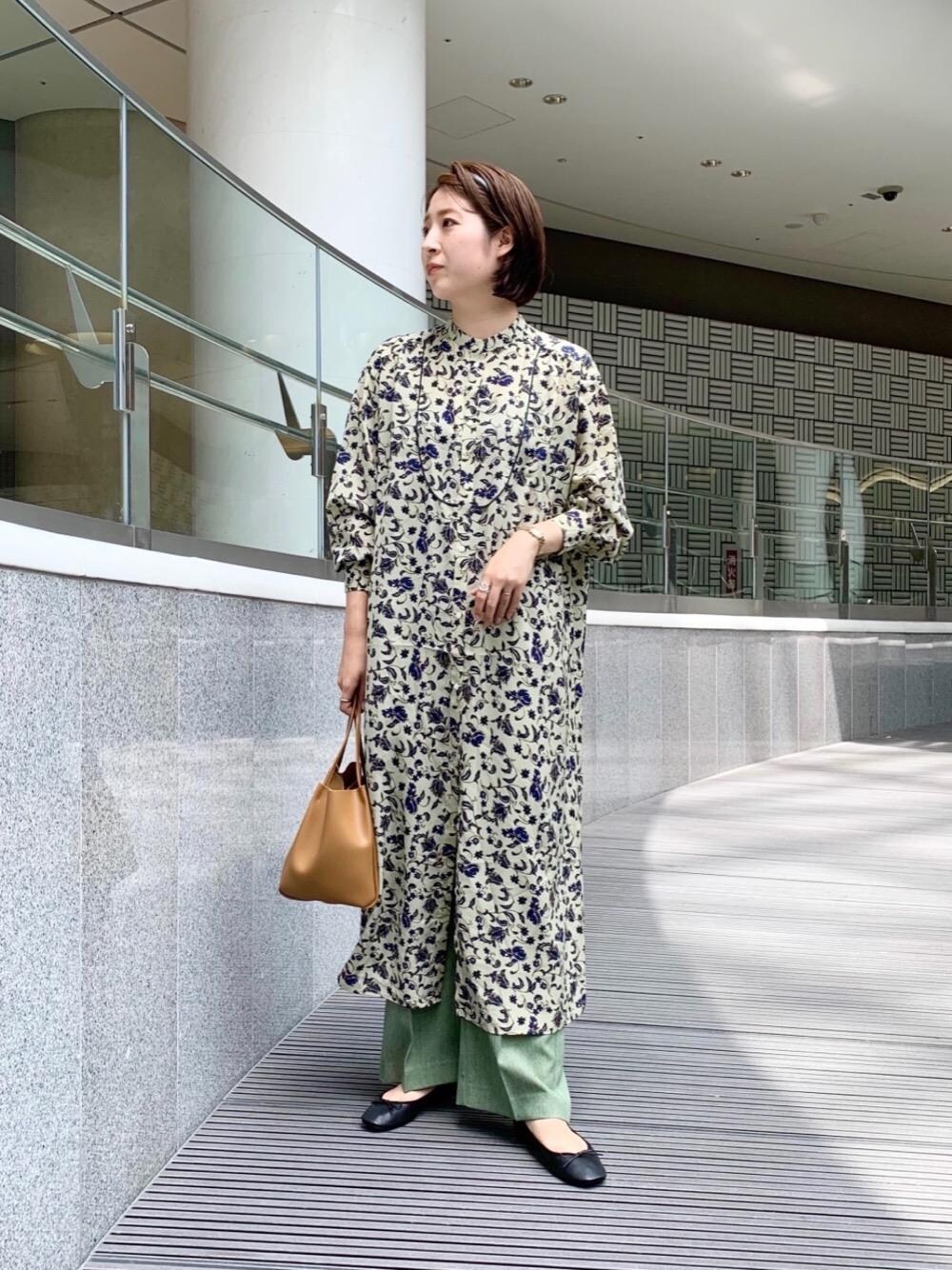 「ワンピース、トレンド、シューズ、👟バッグ、ぱんつ、☆レイヤードスタイル、□骨格ナチュラル」｜「green label relaxingの【別注】＜Et/clo(エックロ)＞ カチューシャ ヘア ヘッド バンド（カチューシャ、ブラック系）」を使った、tobiyama_mさん（レディース・167cm）の夏コーディネートの1枚目の写真