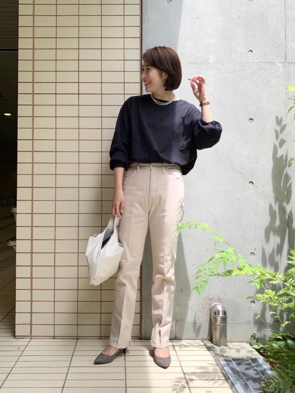 「デニムパンツ、骨格ナチュラル、フレアデニム、スリットパンツ、デニムコーデ、ボリューム袖、モノトーンコーデ、シンプルコーデ、秋先取りコーデ、Tシャツ」｜「green label relaxingのSC メタルパール ロング ネックレス（ネックレス、シルバー系）」を使った、tobiyama_mさん（レディース・167cm）の夏コーディネートの1枚目の写真