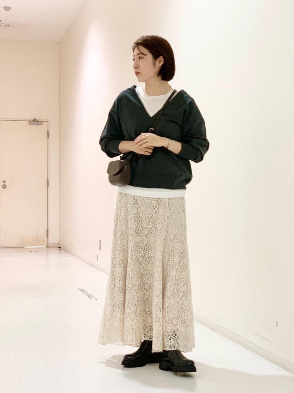 「骨格ナチュラル、レーススカート、Vネック、レイヤードスタイル、パールネックレス、ミニバッグ、モノトーンコーデ、初秋コーデ、スミクロ、甘辛mix」｜「green label relaxingのSC バロックガラス フェイクパール ストーン ネックレス（ネックレス、ホワイト系）」を使った、tobiyama_mさん（レディース・167cm）の夏コーディネートの1枚目の写真