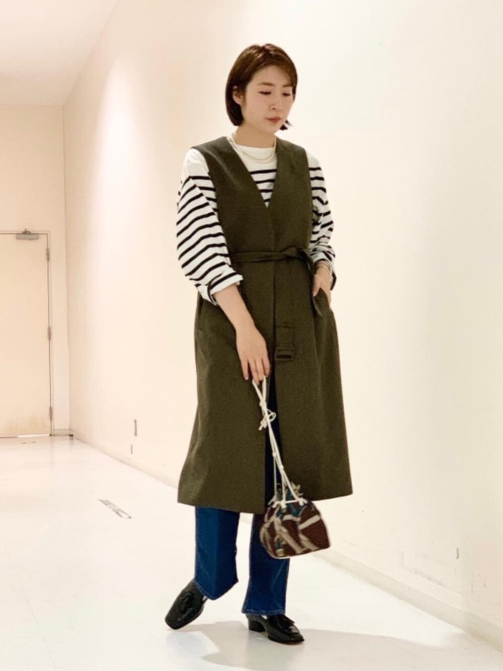 「ジレ、ロングジレ、ベスト、ボーダーTシャツ、スリットデニム、フレアデニム、デニムコーデ、きれいめカジュアル、巾着バッグ、ローファー」｜「green label relaxingのSC バロックガラス フェイクパール ストーン ネックレス（ネックレス、ホワイト系）」を使った、tobiyama_mさん（レディース・167cm）の夏コーディネートの1枚目の写真