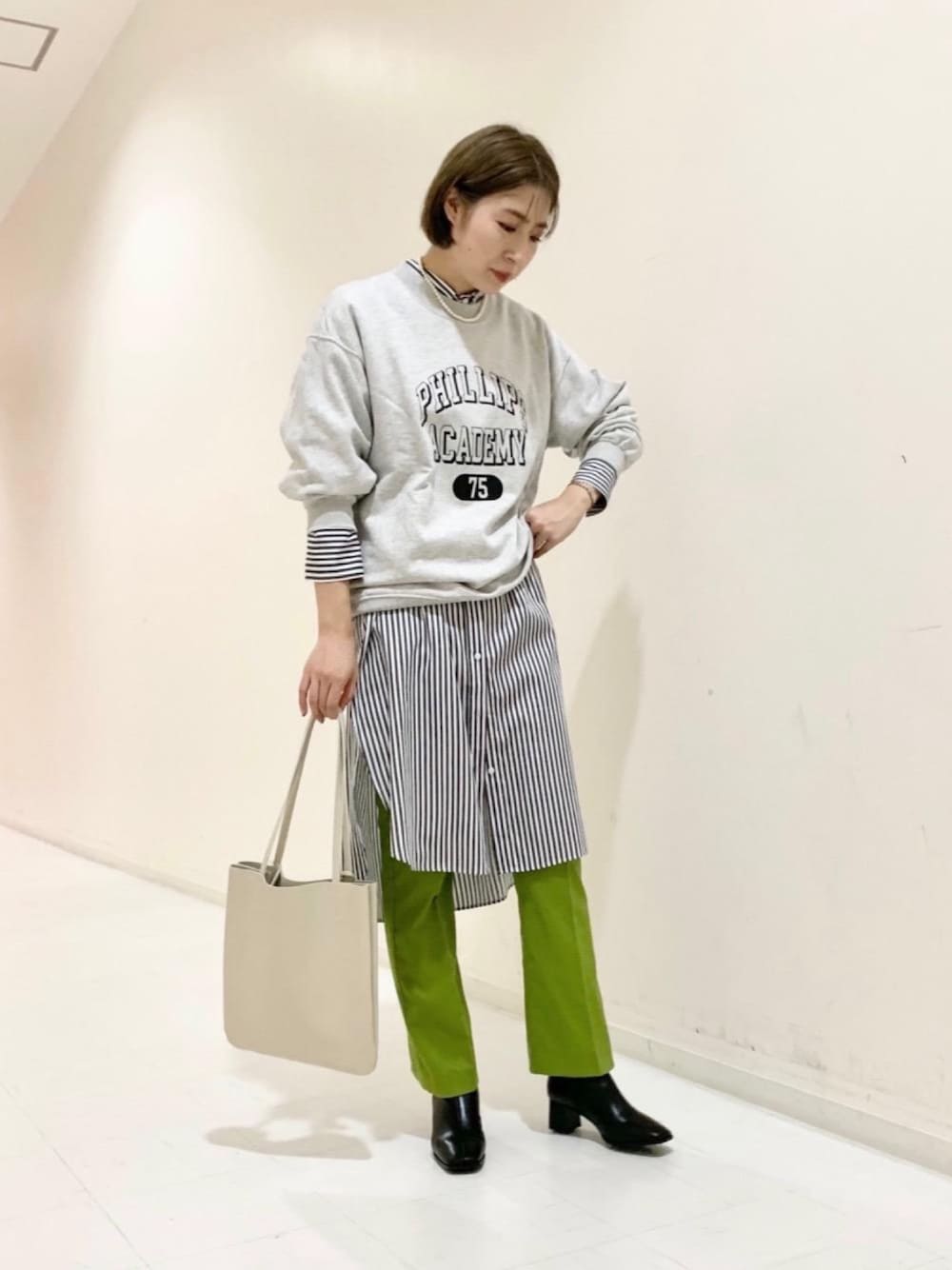 「スウェット、ストライプ、ショートブーツ、カラーパンツ、グリーン、レイヤードスタイル、ユニセックス、オーバーサイズ」｜「green label relaxingのSC バロックガラス フェイクパール ストーン ネックレス（ネックレス、ホワイト系）」を使った、tobiyama_mさん（レディース・167cm）の秋コーディネートの1枚目の写真