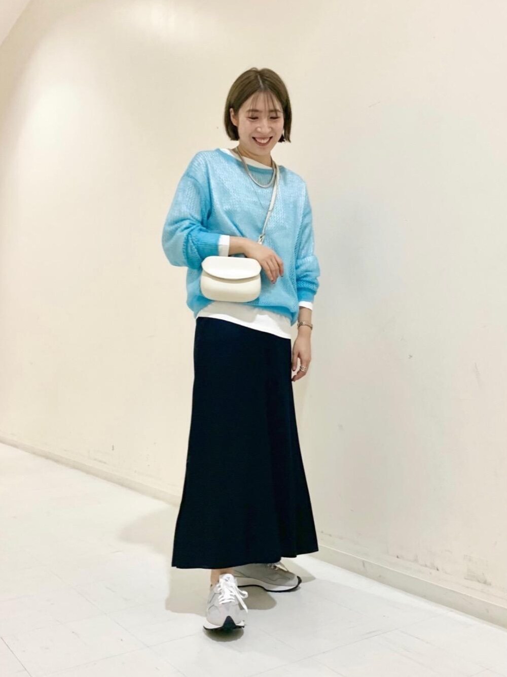 「スニーカー、メッシュ、メッシュニット、カラーニット、ブルー、ボリューム袖」｜「green label relaxingの＜Et/clo(エックロ)＞ サドル P/W 2WAY バッグ（ショルダーバッグ、ホワイト系）」を使った、tobiyama_mさん（レディース・167cm）の秋コーディネートの1枚目の写真