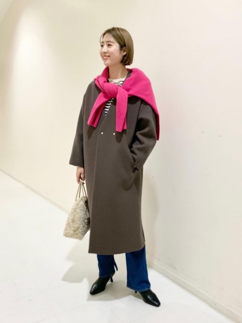 「トレンド、デニムパンツ、Tシャツ/カットソー、👟バッグ、ニット/セーター、■1_OF MINE、□骨格ナチュラル、あうたー」｜「green label relaxingのSC バロックガラス フェイクパール ストーン ネックレス（ネックレス、ホワイト系）」を使った、tobiyama_mさん（レディース・167cm）の秋コーディネートの1枚目の写真