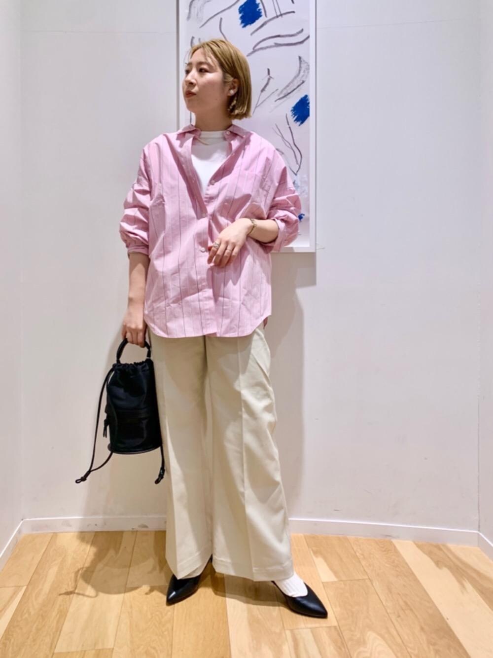 「ストライプシャツ、柄シャツ、オーバーサイズ、ピンク、靴下 パンプス、パールネックレス、抜き襟、ピンクシャツ、ストライプ、カラーコーデ、春コーデ」｜「green label relaxingの＜ VERY × green label relaxing ＞淡水パール ヒトツブ イヤリング（イヤリング、ホワイト系）」を使った、tobiyama_mさん（レディース・167cm）の冬コーディネートの1枚目の写真