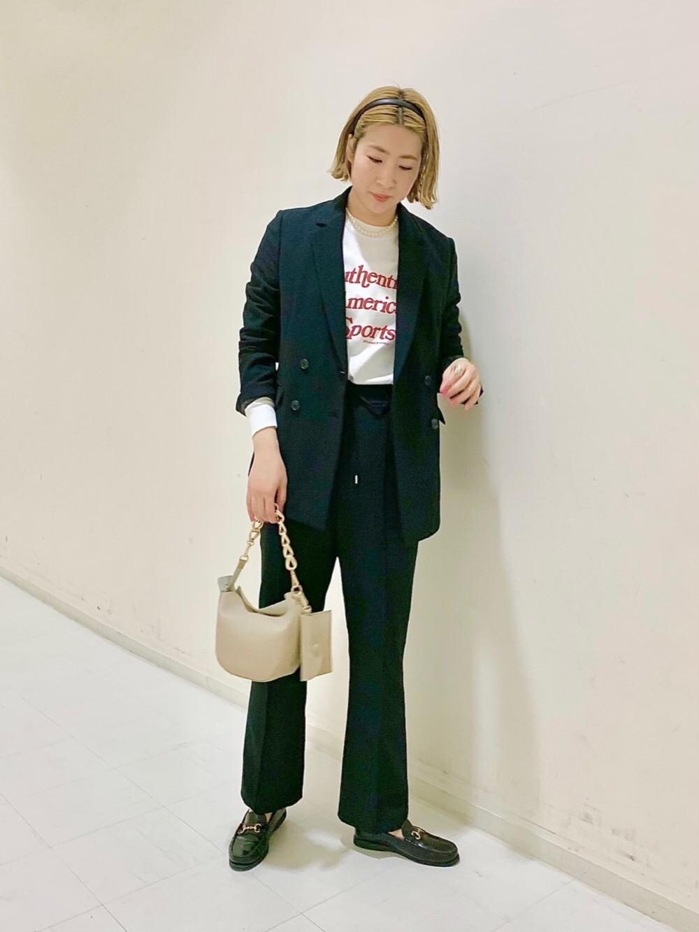 「ジャケット、トレンド、セットアップ、Tシャツ/カットソー、👟バッグ、ベーシック/トラッド、□骨格ナチュラル」｜「green label relaxingの＜ VERY × green label relaxing ＞バロックパール チェーン 3WAY ネックレス（ネックレス、ゴールド系）」を使った、tobiyama_mさん（レディース・167cm）の冬コーディネートの1枚目の写真
