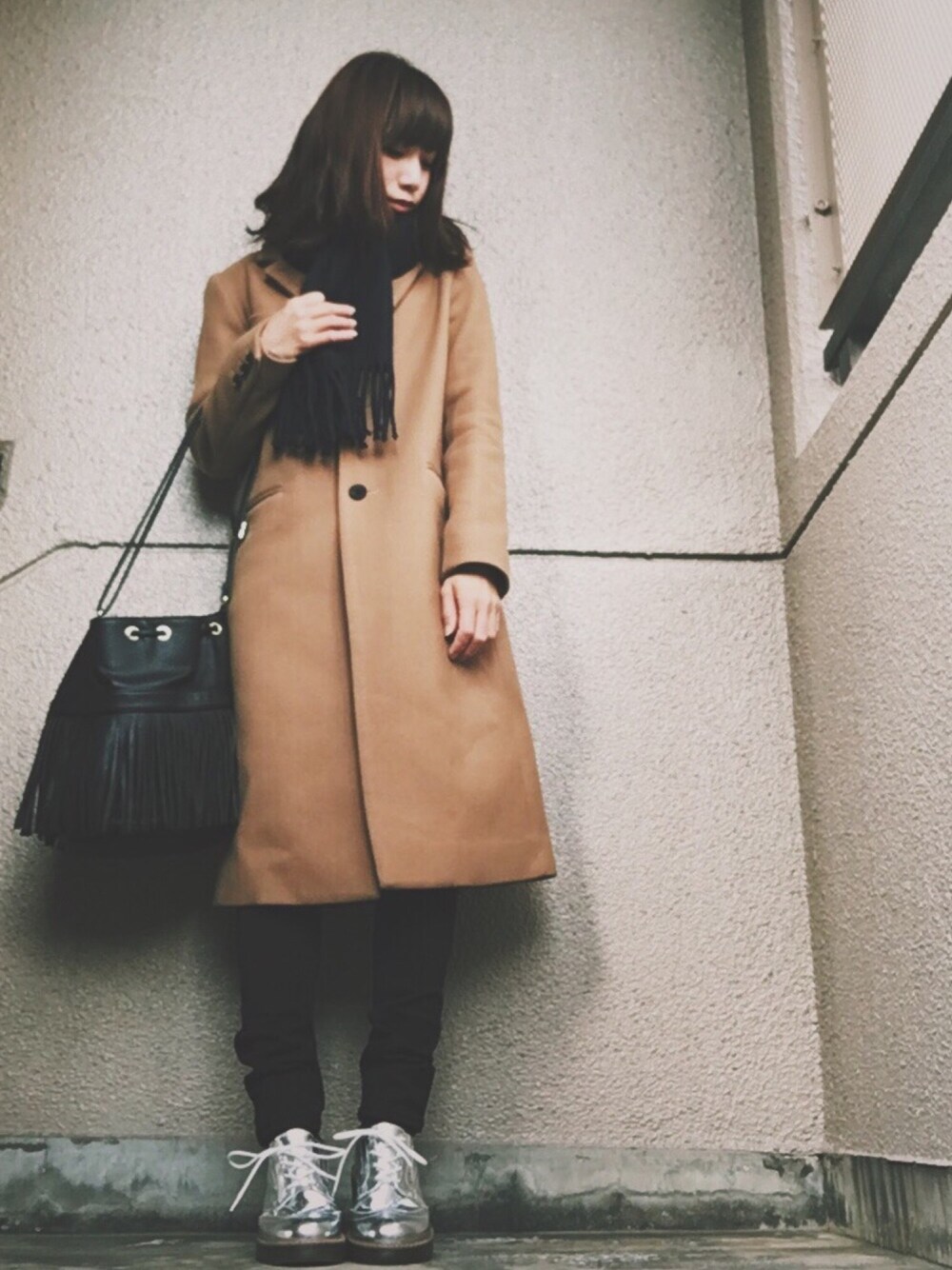 「冬コーデ、スニーカー、casual、オトナカジュアル、休日コーデ、winter、outfit、GU、Bershka、シルバーシューズ」｜「UNITED TOKYOのウールカシミヤチェスターコート（チェスターコート、イエロー系）」を使った、みきてぃさん（レディース・155cm）の冬コーディネートの1枚目の写真