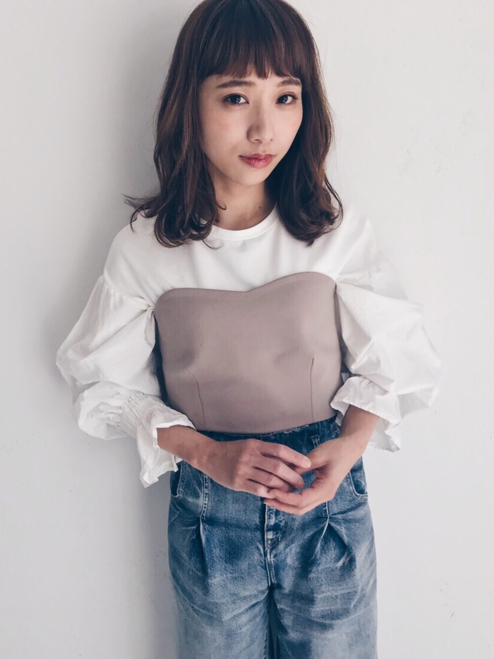 「はるコーデ、シンプル、オトナカジュアル、casual、ワイドパンツ、オトナ女子、オトナカワイイ、おとなコーデ、カジュアルスタイル、makeup」｜「mysticの【再再入荷】断ち切りハイウエストデニム（デニムパンツ、ブルー系）」を使った、みきてぃさん（レディース・155cm）の春コーディネートの1枚目の写真