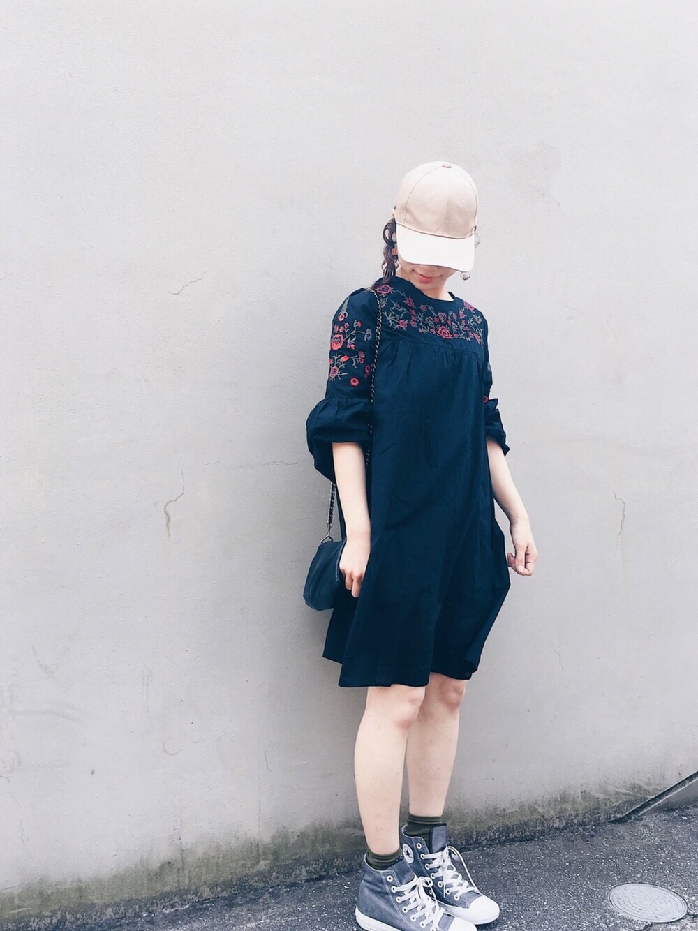 「イタフラ、今日のコーデ、春コーデ、ワンピース、コンバース、刺繍ワンピース、刺繍、ボリューム袖、キャップ部」｜「MURUAのロングベルトキャップ（キャップ、ベージュ系）」を使った、みきてぃさん（レディース・155cm）の春コーディネートの1枚目の写真