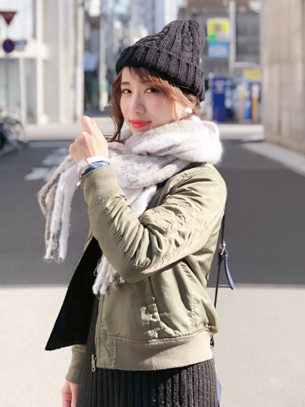 「冬、カジュアルコーデ、コスメ、シンプルコーデ、大人カジュアル、ゆるコーデ、コンバース ハイカット、もこもこ、オトナ女子、秋冬コーデ」｜「Daniel Wellingtonの「Daniel Wellington/ダニエルウェリントン」 クラシック ペティット ボンダイ 28mm レザーバンド ローズゴールド/シルバー（アナログ腕時計、ホワイト系）」を使った、みきてぃさん（レディース・155cm）の秋コーディネートの1枚目の写真
