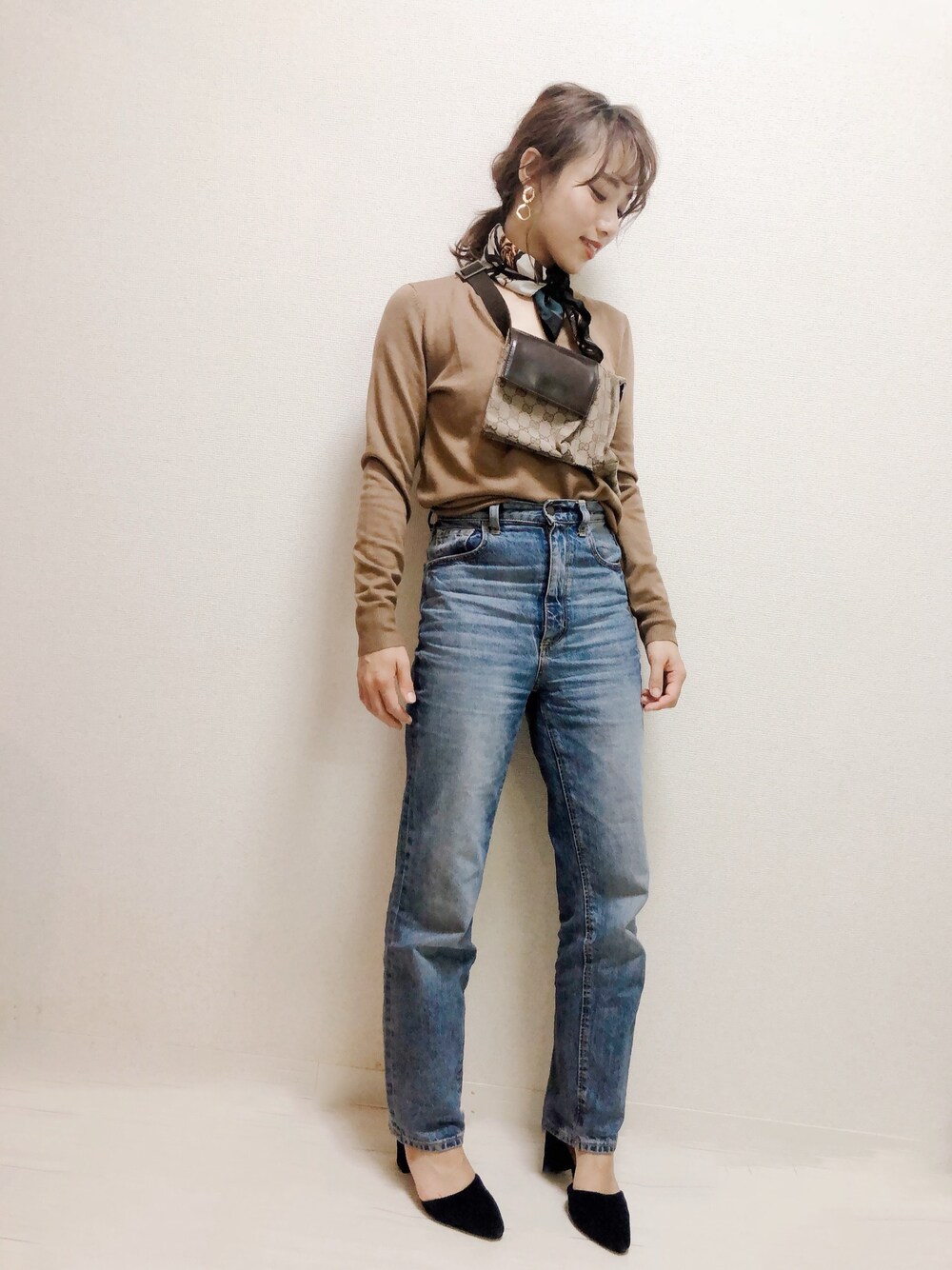 「秋のブラウンスタイル、秋服、大人カジュアル、ユニクロ、UNIQLOコーデ、ニット、今日のコーデ、カジュアルコーデ、プチプラ、シンプルコーデ」｜「UNIQLOのエクストラファインメリノVネックセーター（長袖）（ニット/セーター、ブラウン系）」を使った、みきてぃさん（レディース・155cm）の秋コーディネートの1枚目の写真