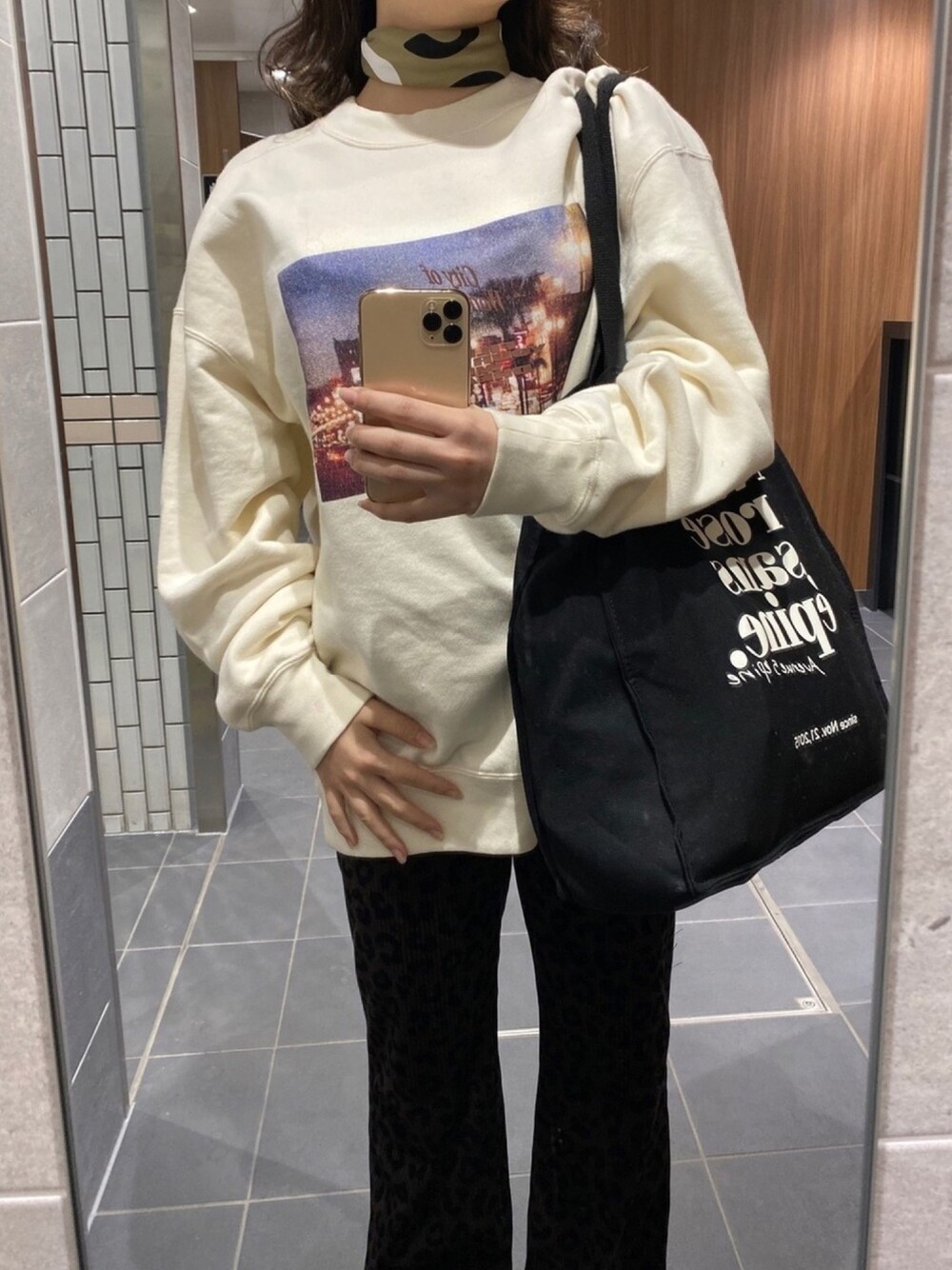 ベージュ系のスウェット、ブラック系のトートバッグ、ブラウン系のその他パンツを着用したレディースの秋コーディネートの1枚目の写真