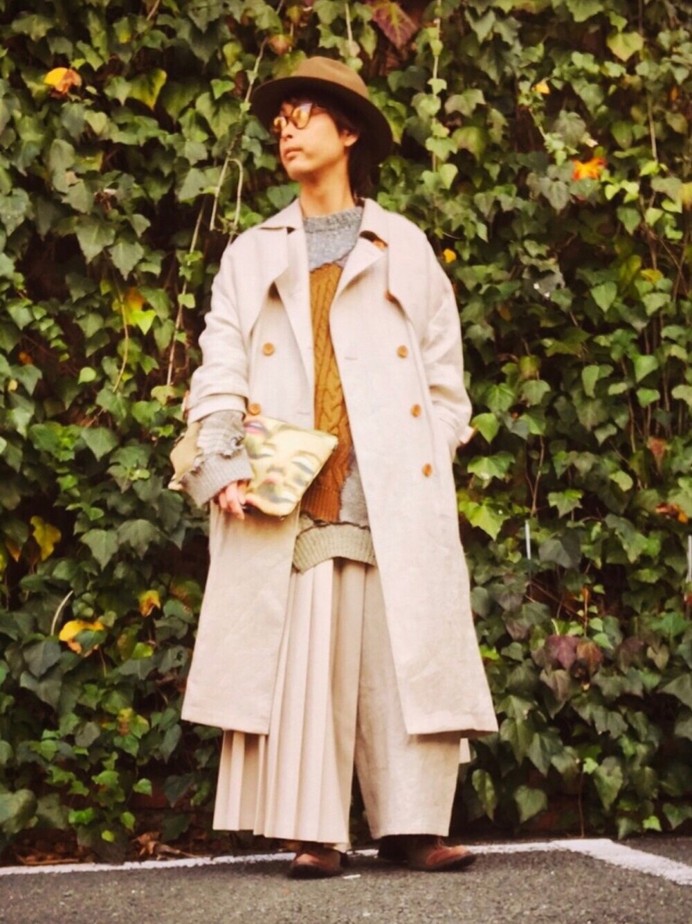 ベージュ系のトレンチコート、その他のニット/セーター、ベージュ系のパンツを着用したメンズの春コーディネートの1枚目の写真