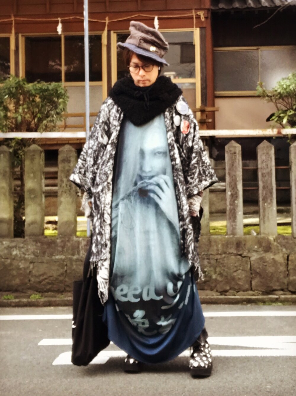 その他のニット/セーター、ブルー系のTシャツ/カットソー、ブラック系のステンカラーコートを着用したメンズの冬コーディネートの1枚目の写真