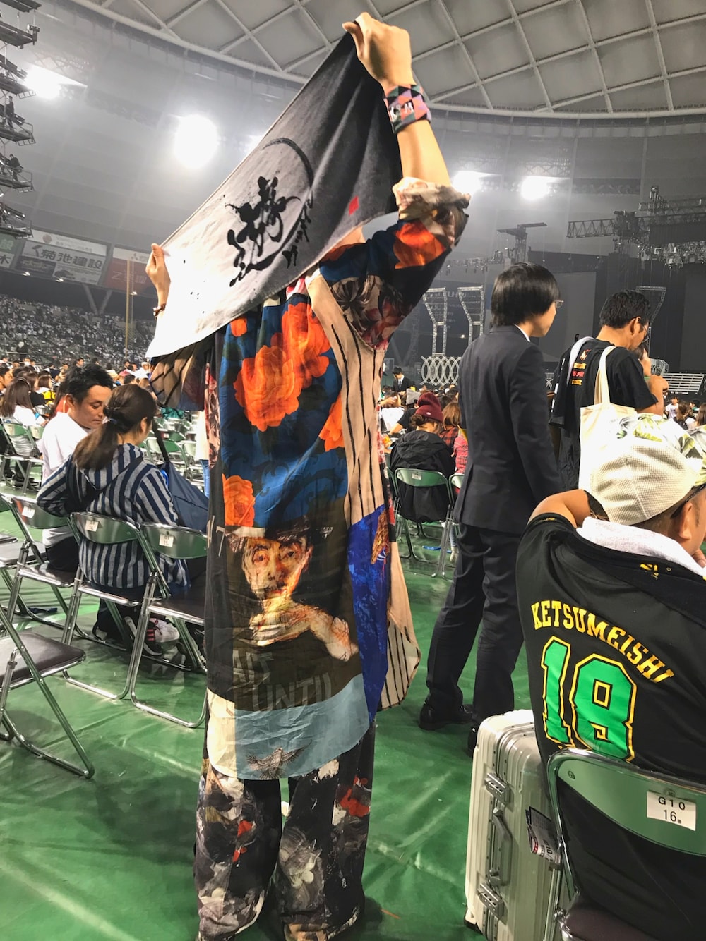 その他のシャツ/ブラウス、ブラック系のその他パンツ、ブラック系のTシャツ/カットソーを着用したメンズの秋コーディネートの1枚目の写真